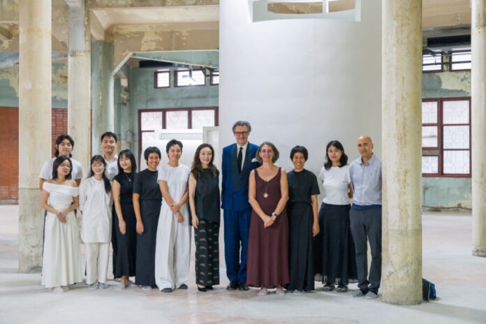 ทีมภัณฑารักษ์และทีมงานของ Bangkok Kunsthalle